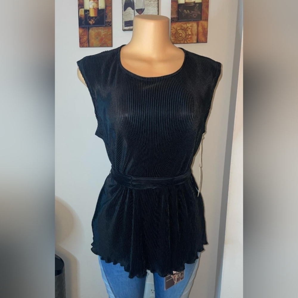 NWT  TRUSELF Short sleeve, crew neckline, bow accents, bow & tie, black size L